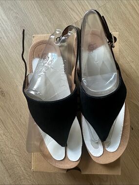 Women’s Black Slingback Toe-Loop Sandals. Size 7.5, New.
